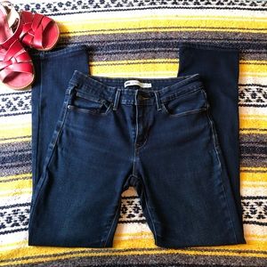 Levi’s Mid Rise Skinny Jeans 🛍